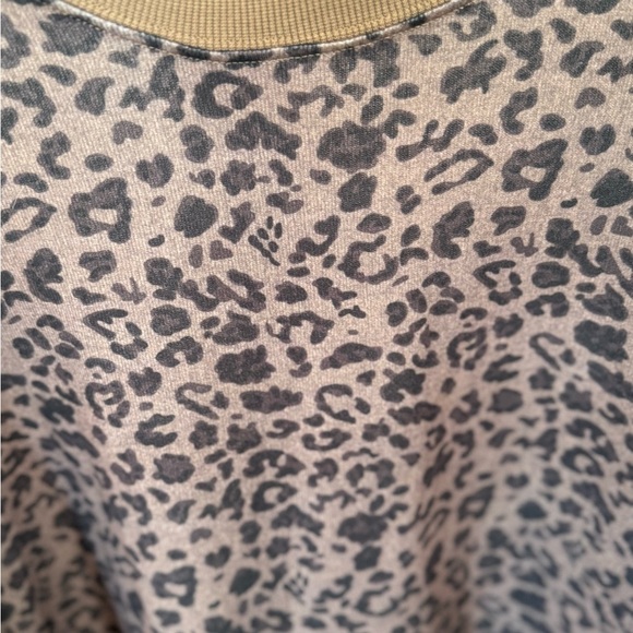 🐆 Leopard Print Pullover Long Sleeve Top, Size Large - Picture 3 of 13
